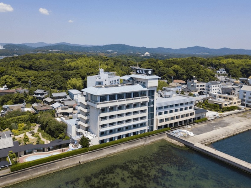 的矢湾に浮かぶハートアイランドで宴会。最大160畳の大宴会場、療養泉の温泉、海の幸が揃う唯一無二の会場