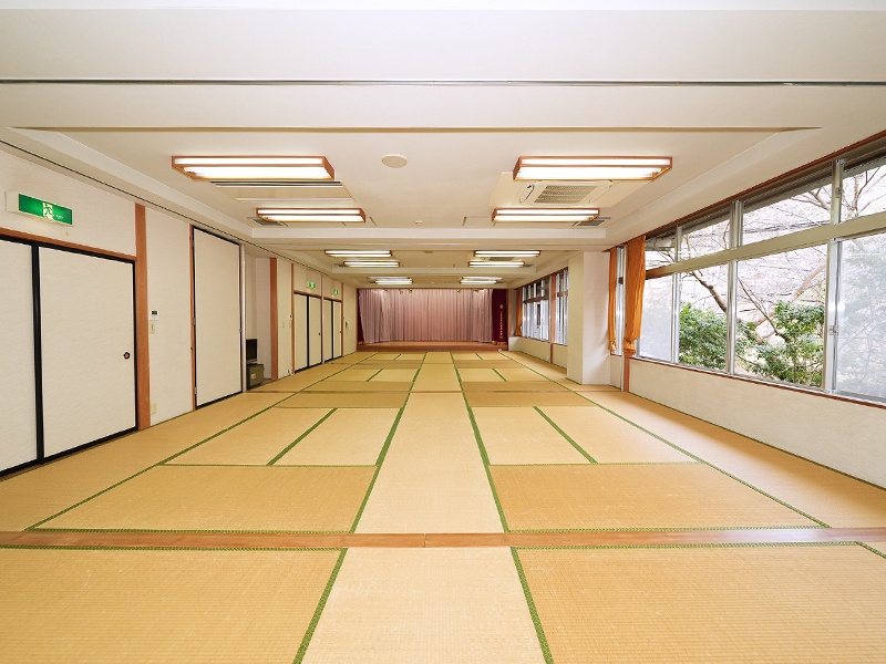 【飛鳥の間】舞台付き56帖。4分割でもご利用可能。畳／フローリングも対応可能です。