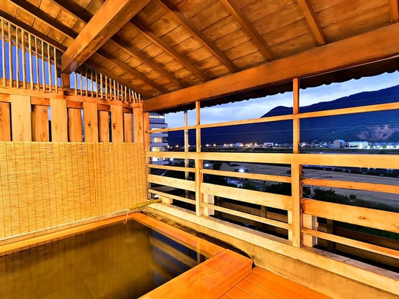 千曲川を望む木造りの湯屋
男女別露天風呂