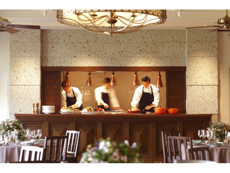 各宴会場に併設されたプライベートキッチンから、できたてのお料理をお届けいたします。