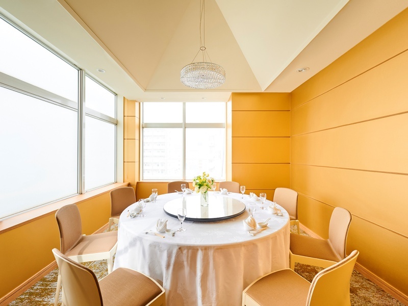 個室イメージ：清澄
富岡八幡宮のお参りや、深川不動尊の護摩焚き後のお食事にも最適です。少人数の個室から最大80名様まで可能なスペースをご用意しており、お気軽なランチ、ディナーからご宴会・ご法要まで幅広くご利用いただけます。