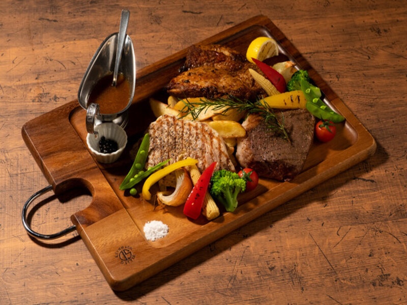 はまポーク、黒牛、大山鶏のこだわり3種の国産肉を贅沢なプレートで!