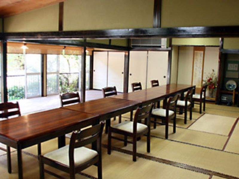 中宴会場・食事処
テーブルレイアウトをお客様のご希望に応じて承っております。お食事、会合、研修会などの様々なニーズに対応いたします。