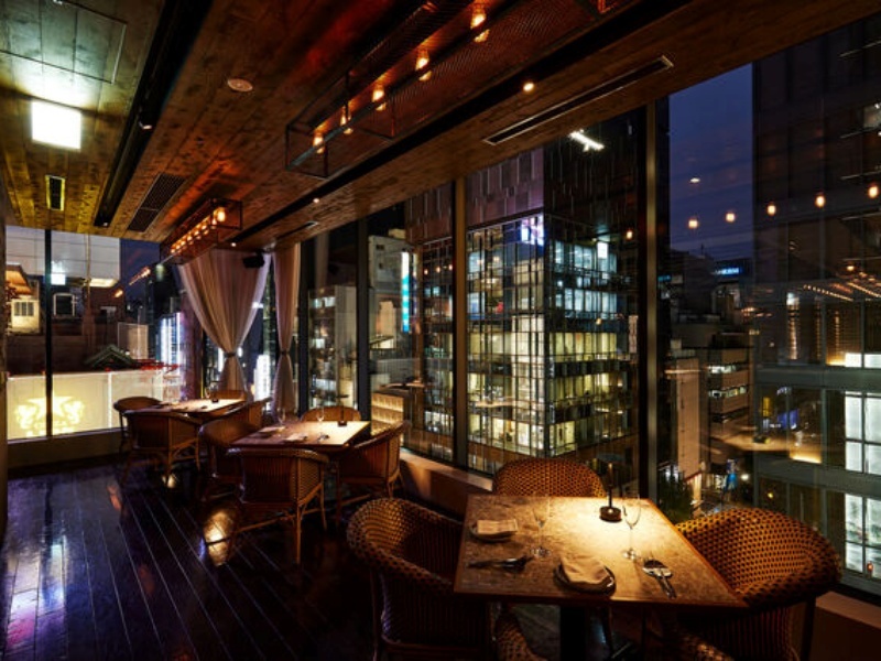銀座の夜景を一望できる窓際席が人気。落ち着いた照明とゆったりとした空間で、特別なひとときをお過ごしいただけます。