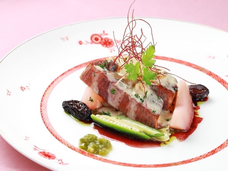 埼玉県産食材または伝統的な地域食材などを使った豊かなグルメが認定される‟埼玉S級グルメ”。地産地消にこだわる旬の食材を散りばめた当店のコースは、お祝いにもおすすめです。事前にご相談いただければ、お料理にお祝いのメッセージを添えることも可能です。