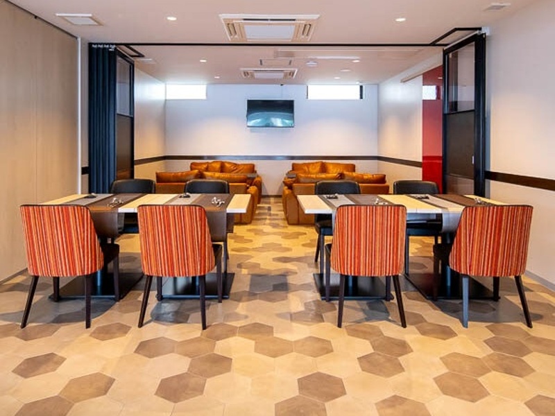 モダンでおしゃれな店内は、誕生日・記念日・歓送迎会など特別なお集まりにぴったり。バースデープレートのご用意も承っており、大切な方の記念日を心を込めてお祝いします。