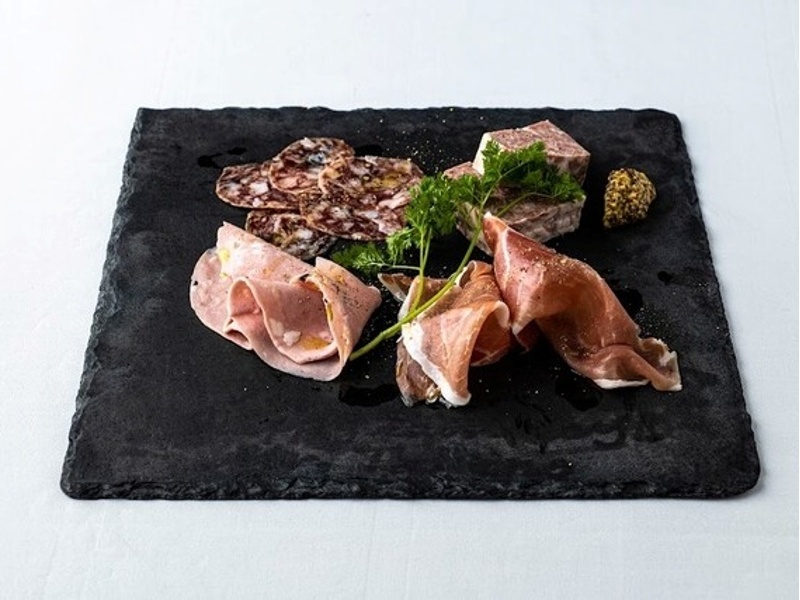 ワインやカクテルに合わせた多彩なイタリアン料理。生ハムとチーズの盛り合わせ、モルタデッラ、カルパッチョなど、バースタイルでつまめる一品から本格パスタまで幅広くご用意。