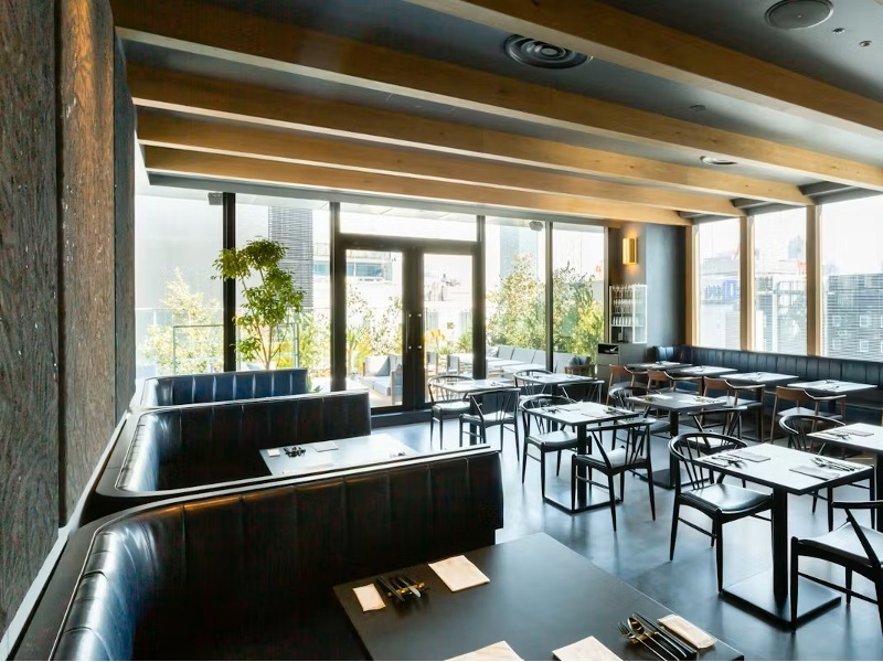 少人数から大人数まで柔軟なレイアウトに対応可能です。