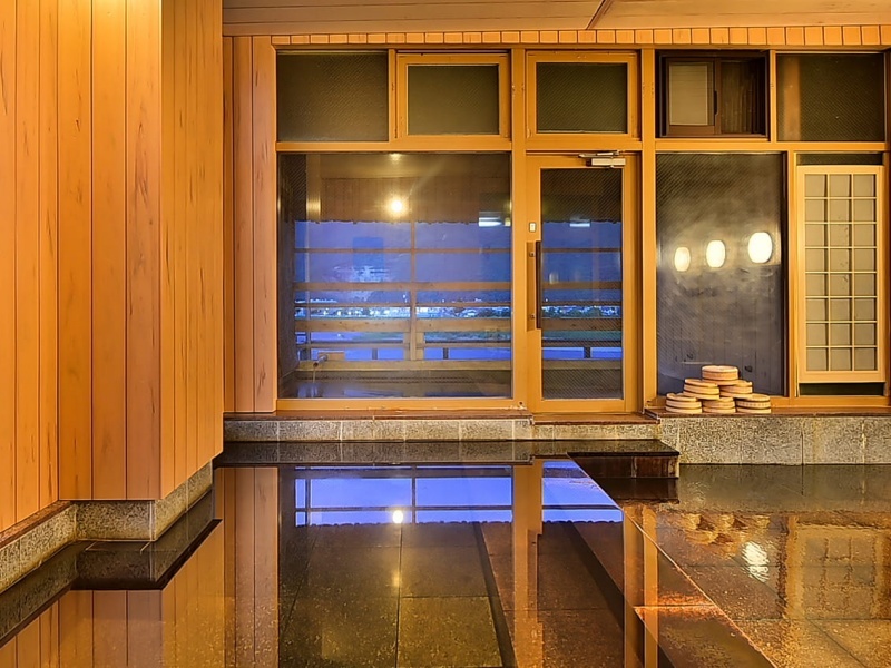 露天につながる展望温泉
男女別大浴場