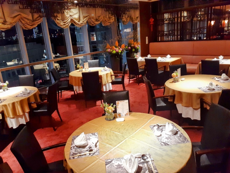 北京ダックの老舗が新宿に。最大100名まで対応できる豪華な宴会空間で、圧倒的な存在感の本格北京ダックがテーブルを彩る。歓送迎会・懇親会に格別の一席を。