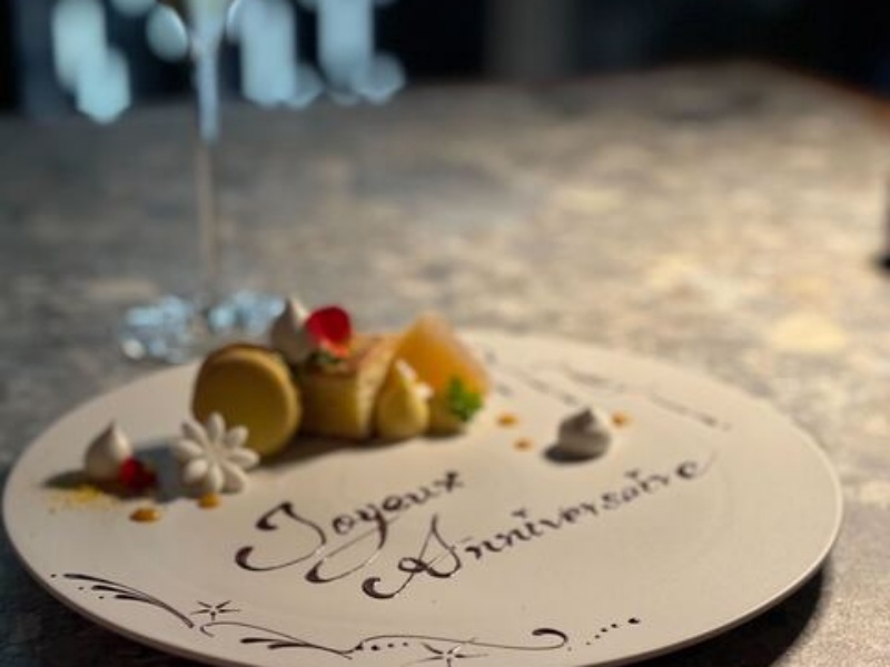 「Joyeux Anniversaire」のメッセージを添えたデザートプレート。誕生日や記念日など、大切な方との特別なひとときを彩ります。