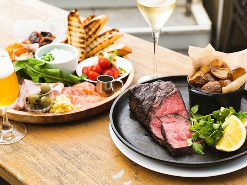 シェフこだわりの季節料理とソムリエセレクトのワイン。五感で楽しむイタリアンコースで、大切なゲストを最高のおもてなしでお迎えいたします。