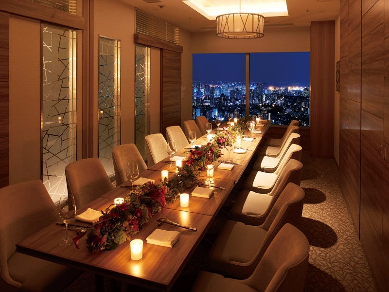 個室
落ち着いたプライベート空間が保たれた個室では大事な人とのお食事会にピッタリ