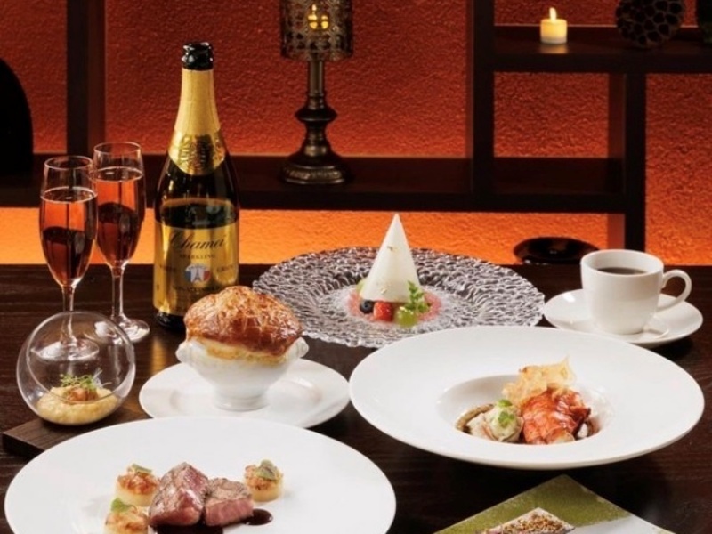 シャンパンと料理が並ぶ、華やかなディナーのひとコマ。特別な夜を彩る、贅沢なひとときです。