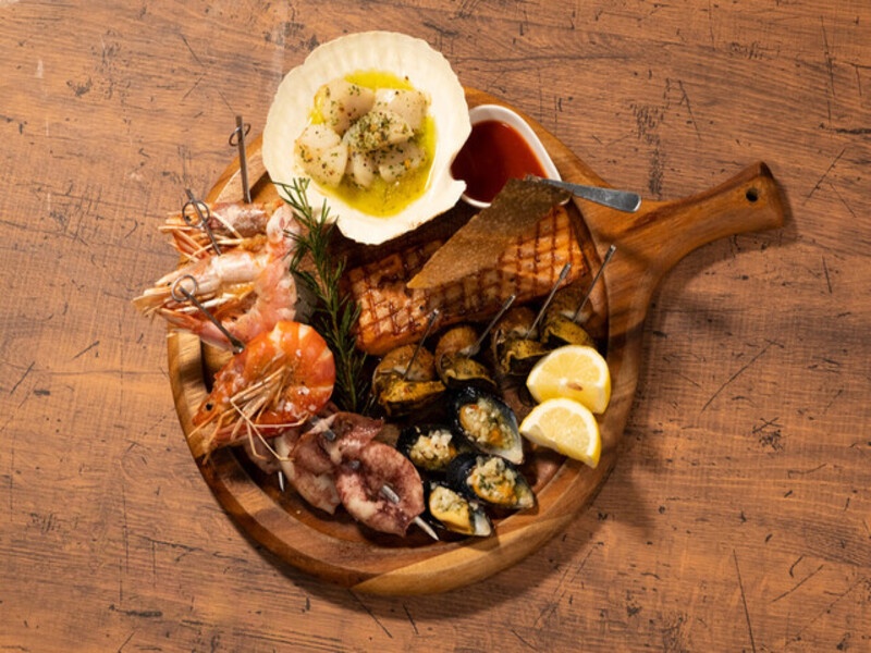 サーモン、海老、烏賊、帆立等の魚介6種を各々違った味付けでお召し上がりください!