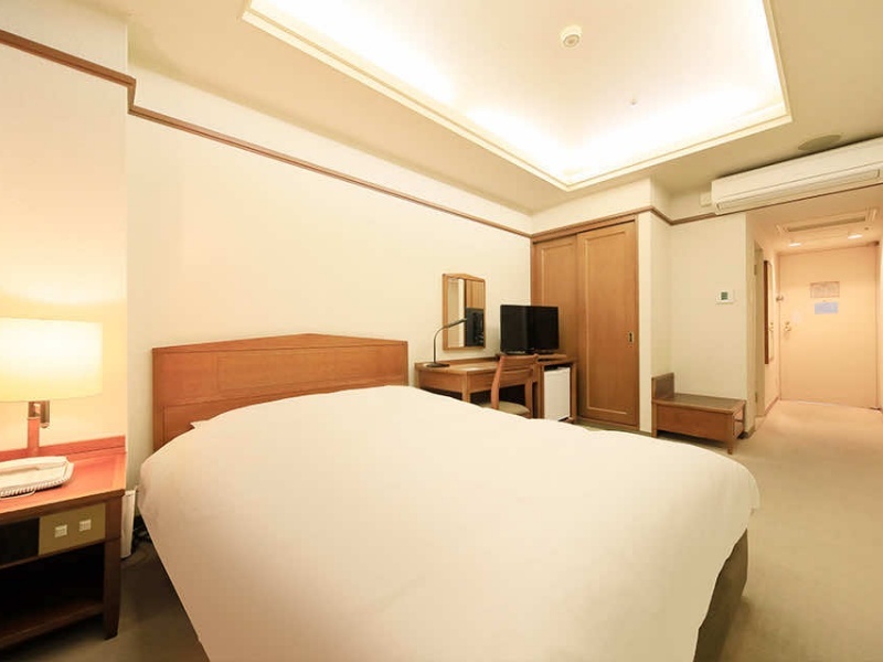 客席
洋室客室は18㎡からの広さがあり、ベッドマットは全室シモンズ社製でご用意。
ご滞在中のストレスなくご利用いいただけます。
和室は二の間含めて20畳の広さがありご家族でお泊りになられても十分なスペースをご用意しております。
