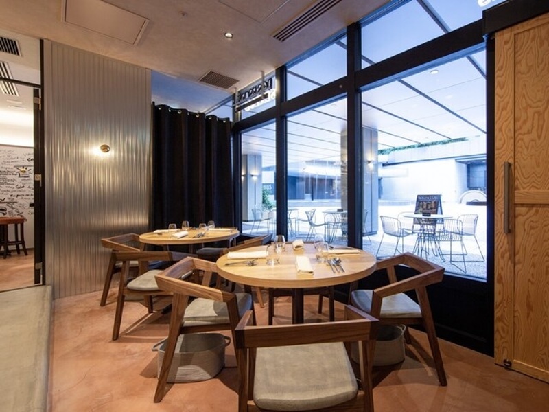 洗練された空間で味わう本格スペイン料理