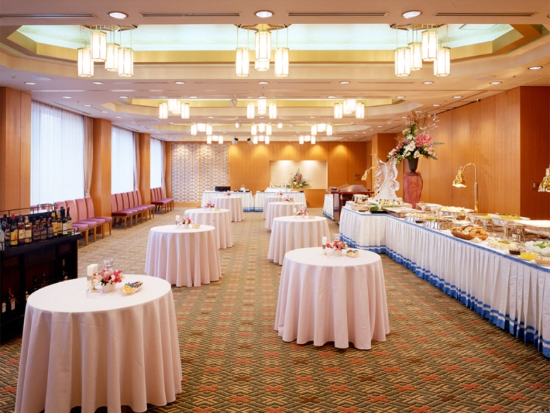 ご利用シーン【招待会 -Incentive-】 大切なお客様をお招きし日頃の感謝の気持ちをお伝えする招待会。ホテルオークラ神戸では美味しいお料理とともに、経験豊かなスタッフがお客様のおもてなしの心を形にします。代理店会や報奨旅行にもご活用ください。(写真は34階スカイバンケット「Seiun-星雲-」です)お料理内容など、ご予算に合わせてご提案させて頂きます。