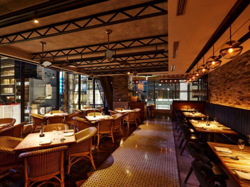 レンガ調の壁とウッドのテーブルが温かみを演出する店内。カジュアルながらも洗練されたビストロの雰囲気をお楽しみください。