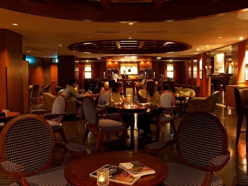 マリーナバー＆レストラン
客船のキャビンを模したシーサイドバー。北海道・小樽ならではのドリンクアイテムをご用意しています。