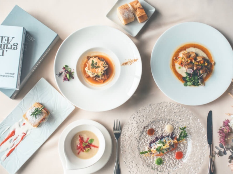 白いプレートに繊細に盛り付けられた創作フレンチ。ソースのアートと色鮮やかな食材が織りなす美しさは、まるで絵画のような一皿です。