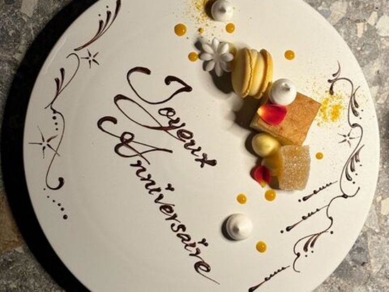 「Joyeux Anniversaire」のメッセージを添えたアニバーサリープレート。大切な方への特別なサプライズ演出にぜひご利用ください。