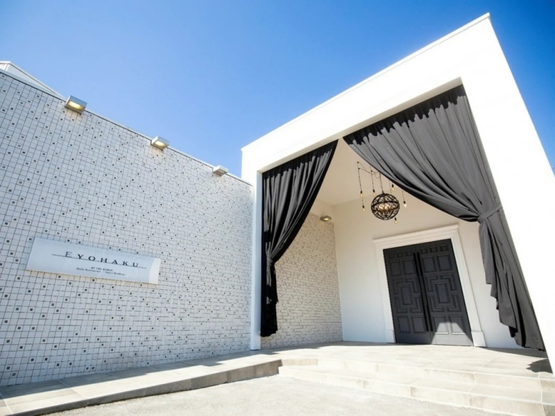 青空に映える白を基調としたスタイリッシュな外観。非日常の空間へと誘うエントランスが、訪れるゲストを温かく迎えます。