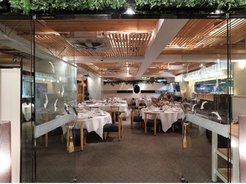 ル・クログループ最大規模を誇るマルチレストランです。
「ハートもハードもパリアフリーなフレンチレストラン」をコンセプトに、障がいをお持ちの方にも安心してお食事を楽しんでいただけるよう、バリアフリーのトイレを完備しております。
