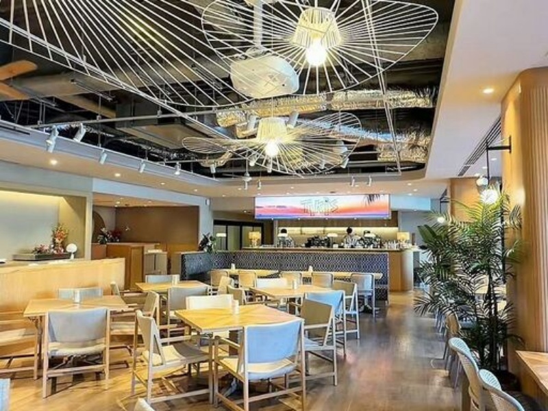 開放的な店内はトロピカルな天井装飾とナチュラルなリゾート空間す。