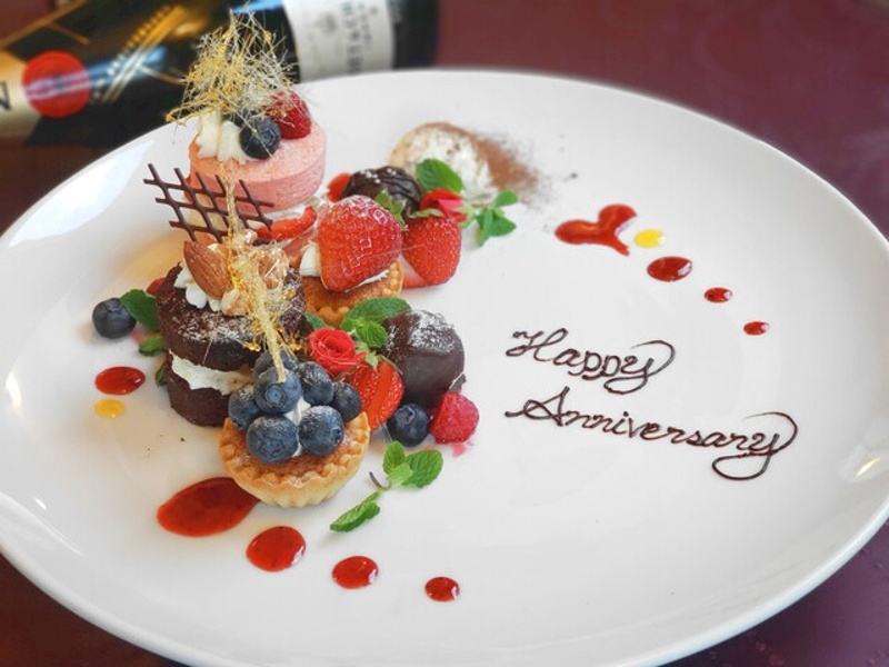 記念日向けフルコースにも対応。大切な方へのサプライズ演出もお気軽にご相談ください。