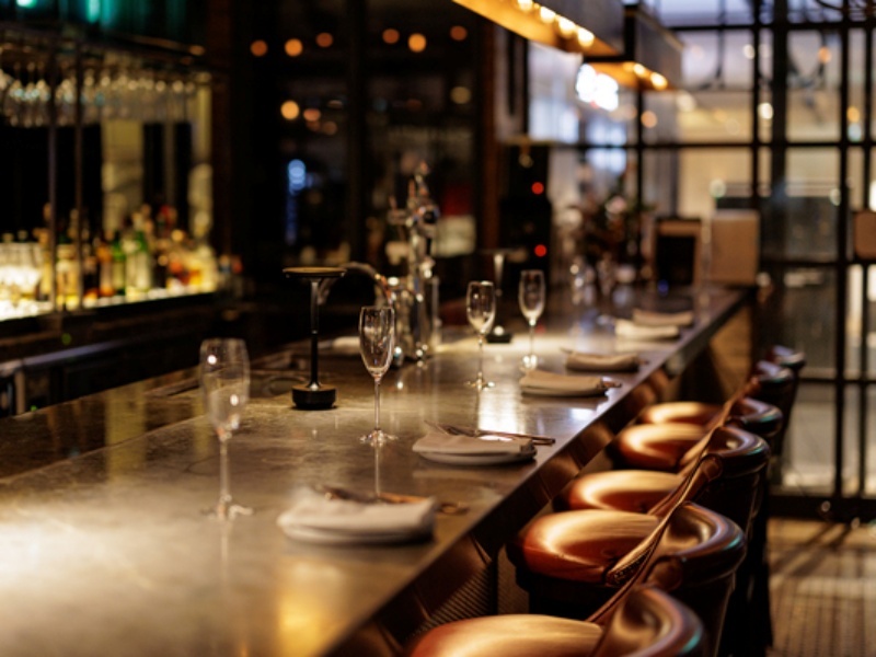 落ち着いた雰囲気のカウンター席。お一人様やカップルでのご利用にもぴったりの特等席です。