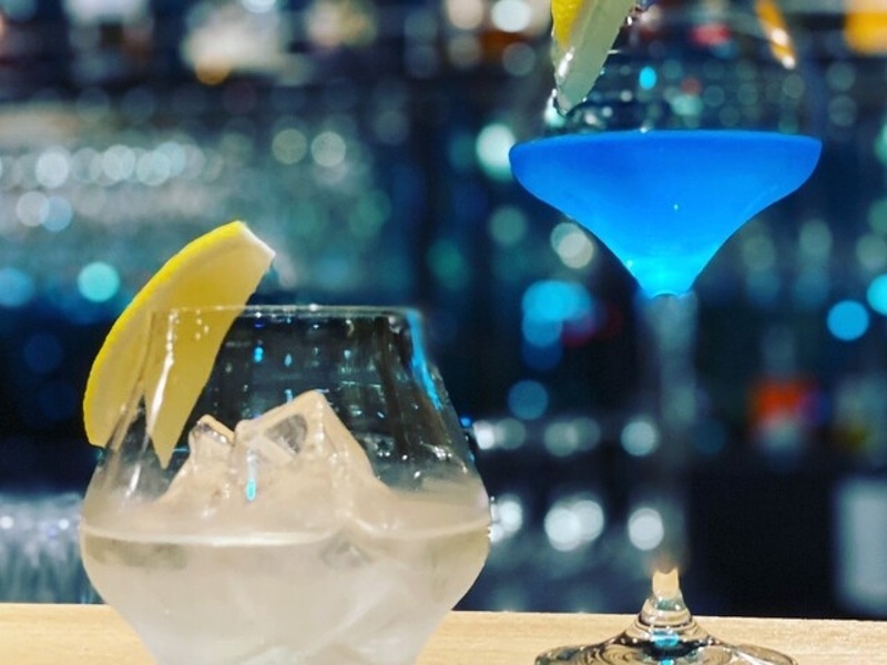 豊富なワイン、日本酒、焼酎などとともに全席窓際のお席にてご用意。