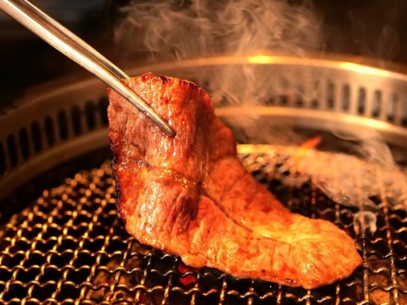 表面はこんがり、中はジューシーに仕上がる至高の一瞬をお楽しみください。