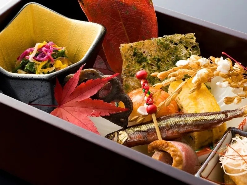 お昼からのご接待や同窓会、ご会合、友人同士のお集まりにも。
旬のお造り、厳選黒毛和牛など、職人の手により一品一品丁寧に、彩り豊かに盛り付けます。