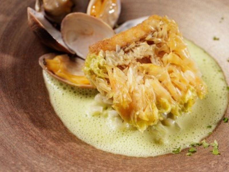 海の恵みあふれる創作の一皿。