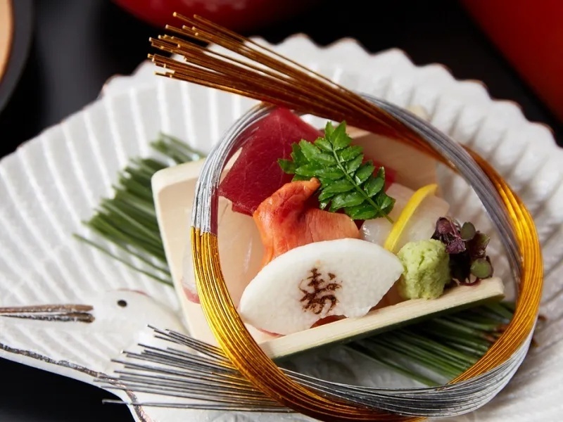 お昼からのご接待や同窓会、ご会合、友人同士のお集まりにも。
旬のお造り、厳選黒毛和牛など、職人の手により一品一品丁寧に、彩り豊かに盛り付けます。