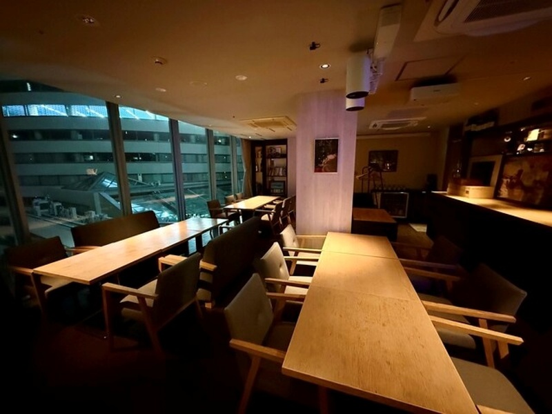 青山通りを一望できる洗練された空間で、夜景とともに本格イタリアンを堪能。最大70名対応、貸切も可能。特別な夜を彩る大人のラウンジで、忘れられない宴会を。
