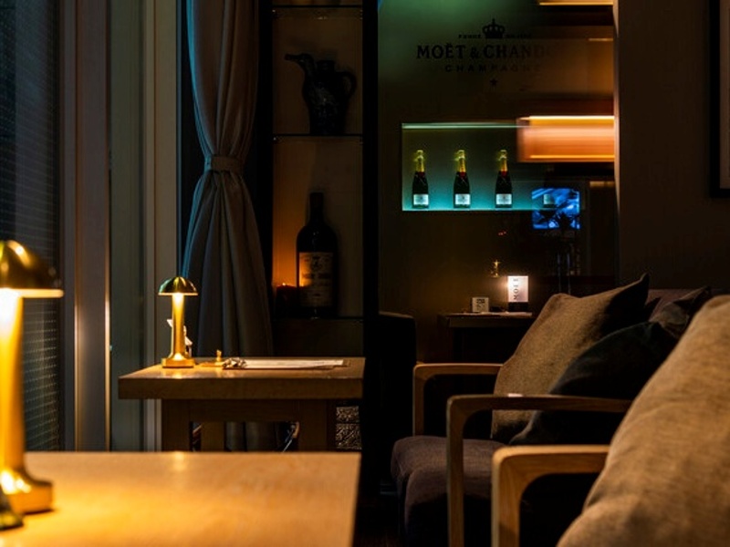 全面ガラス張りの窓から青山通りを一望。開放感あふれる空間で本格イタリアンを堪能できる表参道の人気ラウンジ。