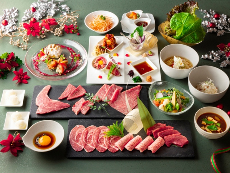 和牛刺身・希少部位・自家製キムチなど多彩な一皿が揃うフルコースの一例。都内でも希少な生食メニューを含む贅沢な構成です。