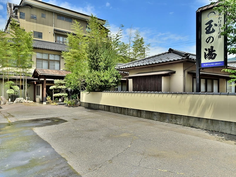 しなの鉄道「戸倉駅」から無料送迎あり（2名〜）。アクセスも安心な温泉旅館で、最大64名の本格宴会をご堪能いただけます。