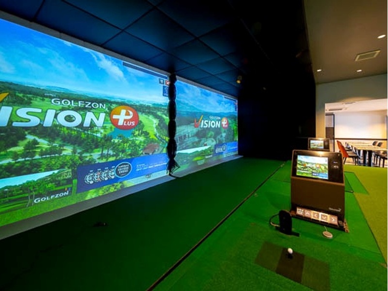 隣接するインドアゴルフスタジオでプレイしながらお仲間とのパーティー、結婚式の2 次会、ご家族・ご親戚との冠婚葬祭、忘年会・新年会、または懐かしい同級生とのお集りなど、様々な用途にご対応しております。詳しくはお気軽にお問い合わせください。