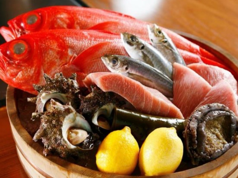 三崎から直送の鮮魚など、厳選した海山の幸をシェフ特製の季節のソースとともにお楽しみください。