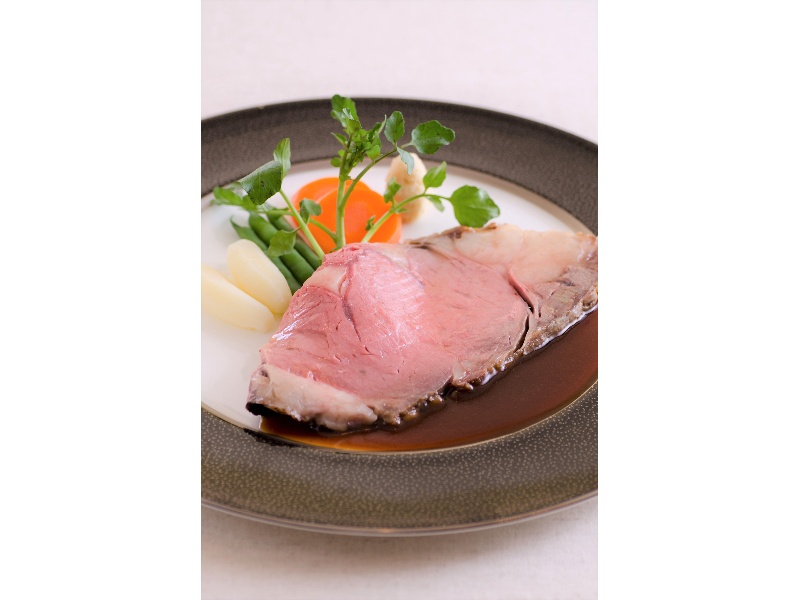 数多くのゲストをおもてなししてきたリーガロイヤルホテル東京のフランス料理
歴代のシェフによって受け継がれ、常に進化し続けるお料理に、おもてなしの心を込めてご利用シーンにふさわしいひと皿を創りあげます。