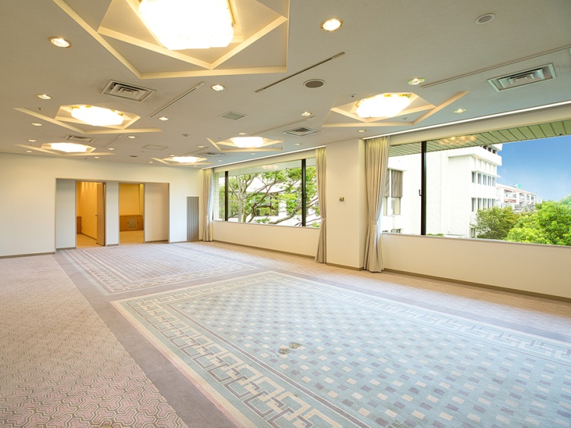 多目的ルーム【Keyaki -欅-】(3F) 四季折々の情景をたたえた日本庭園を一望出来る会場です。多くのゲストが集うロビー階に位置しており、移ろいゆく自然の美しさを愛でながらご利用いただけます。