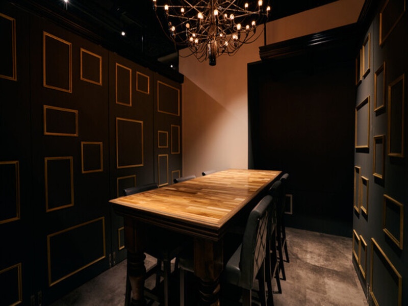 【個室】
個室料ミニマムチャージ1室6万円～6名様まで。 
2室ございます。