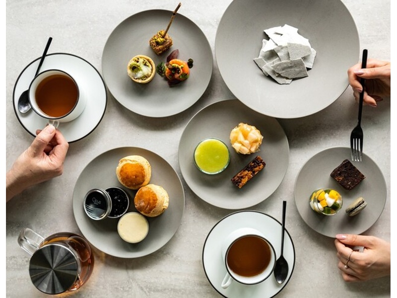シンプルモダンをテーマにした芸術的スイーツで優雅なティータイムを。