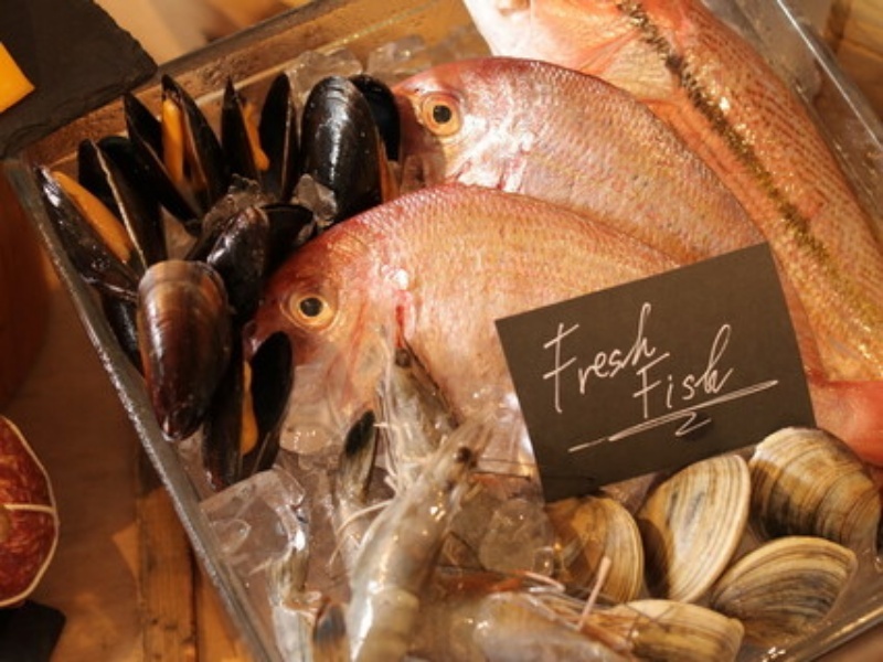 毎日仕入れる新鮮な鮮魚を使用。名物カルパッチョをはじめ、素材の旨みを活かした料理をお楽しみください。