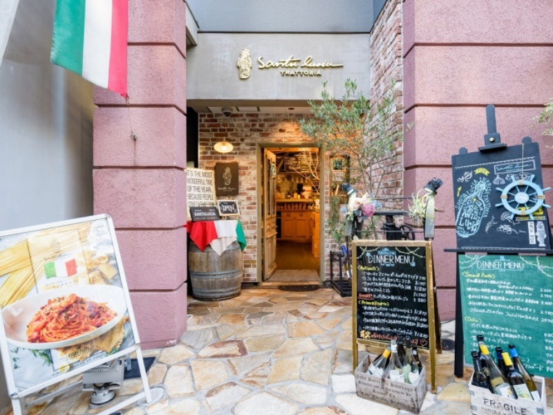 イタリアンな雰囲気漂う石造りの入口。黒板メニューが旬の食材へのこだわりを物語ります。