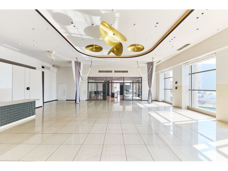 【小宴会場】20名様からでもご利用可能。美しいみなとみらいのロケーションをお楽しみいただけます。