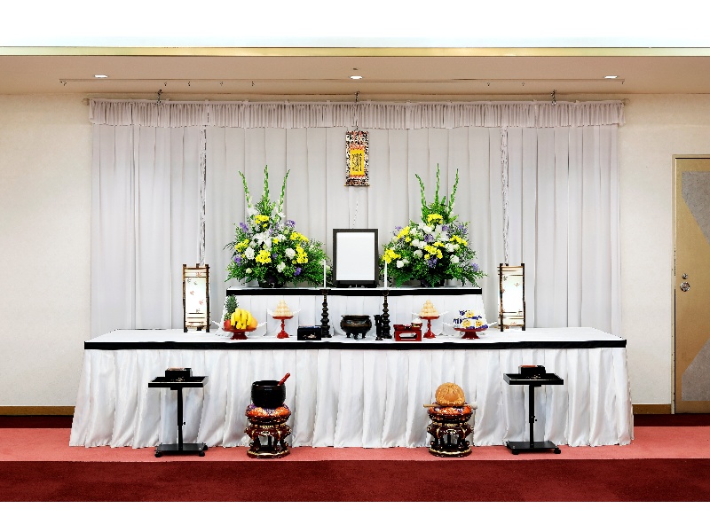 ご法要祭壇セットA　40,000円
～プランに含まれるもの～
●法要室料●祭壇使用料●祭壇花(一対)●灯籠
●盛菓子●果物●おりく膳●僧侶控室